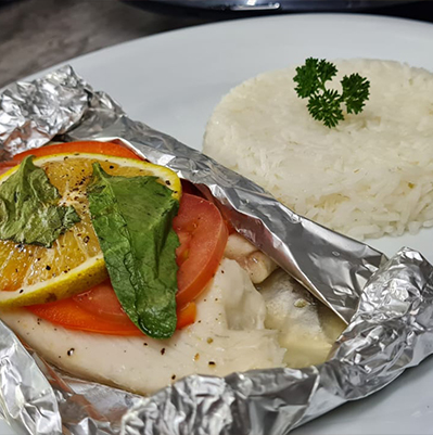 Pescado empapelado y arroz.